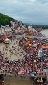 हरकी पैड़ी पर उमड़ा आस्था का जनसैलाब। 🙏🌊 - Facebook video