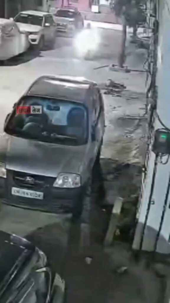 हरिद्वार : बाइक की बैटरी चुराते चोर कैमरे मे कैद। - Facebook video