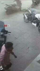 हरिद्वार : गौर से देखिए गुलाबी शर्ट वाले चोर को, मास्टर की लगाकर स्कूटी लेकर हुआ फरार। - Facebook video