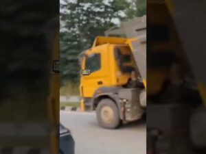 हाईवे पर जाम में खड़ी थार को हाथी ने मारी टक्कर #shorts #elephant #highway #thar #haridwa… - YouTube video