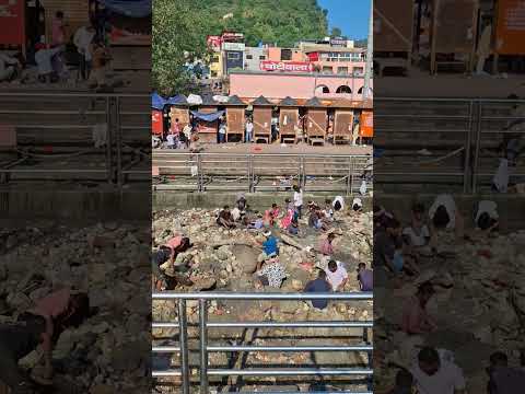हरिद्वार मे गंगा जी का जल काम होनेके कारण गंगा मे सुना चांदी डॉन ने का - YouTube video